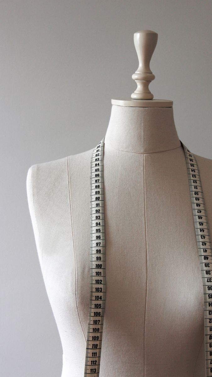 Costurera profesional realizando arreglos de ropa en Santiago Centro
